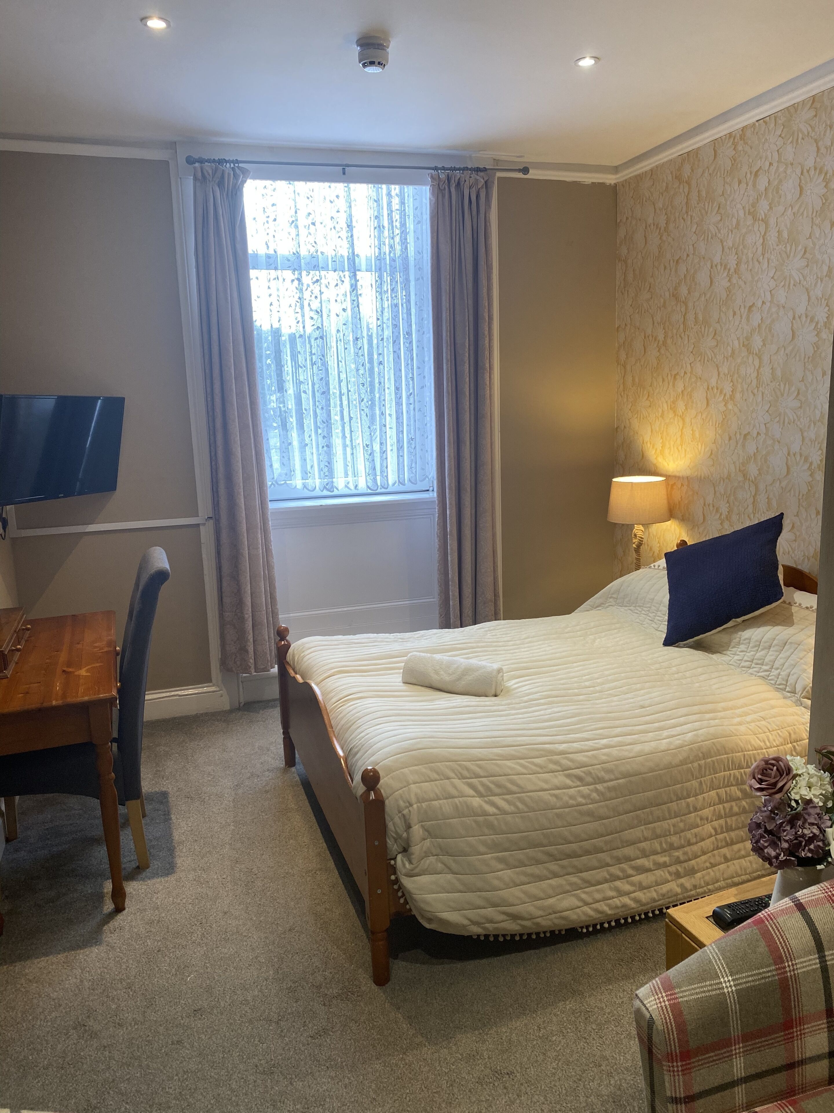 double room | 1 bedroom, individually decorated, individually furnished, desk