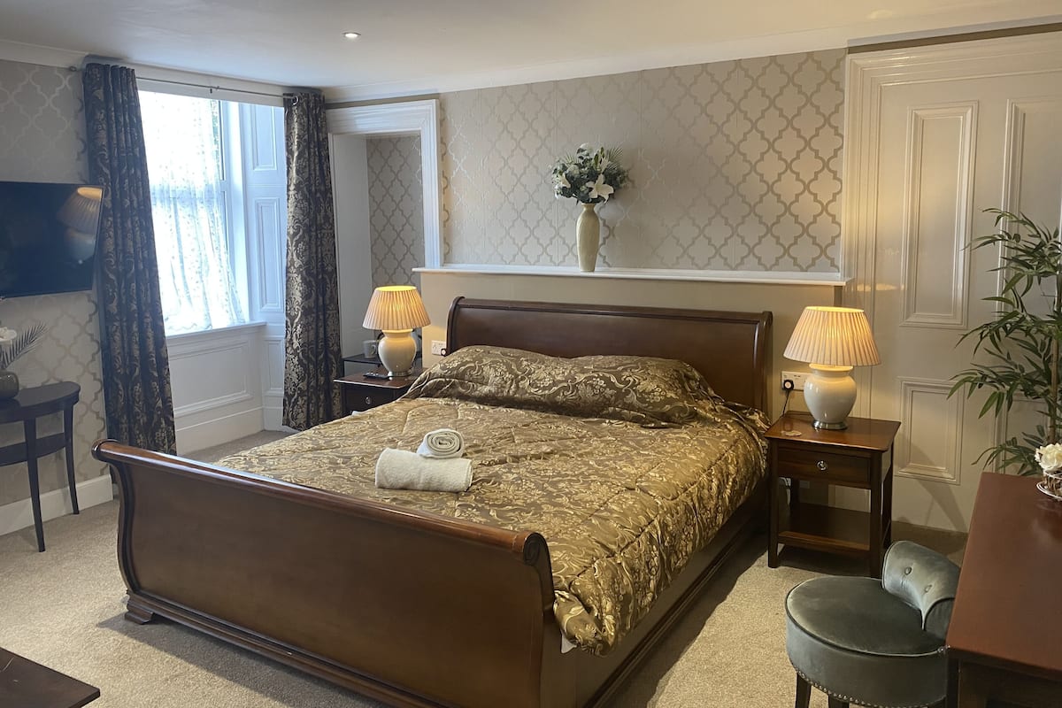 Master suite | 1 bedroom, individually decorated, individually furnished, desk
