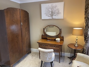 Individually decorated, individually furnished, desk, soundproofing - Ernespie House Hotel (Castle Douglas)