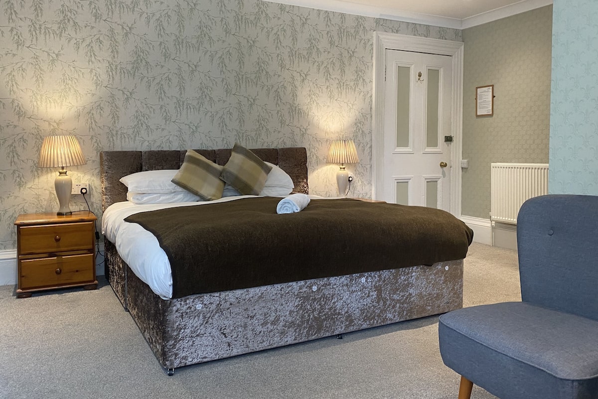King room | 1 bedroom, individually decorated, individually furnished, desk