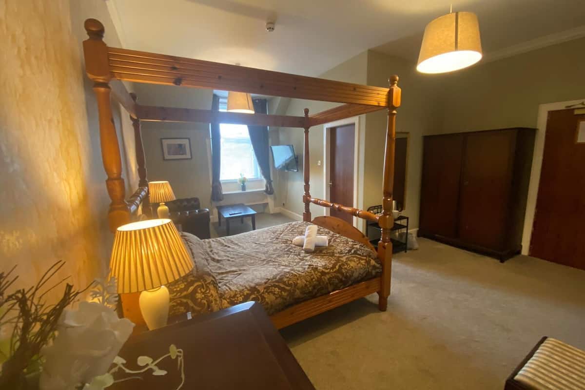 four poster bedroom | 1 bedroom, individually decorated, individually furnished, desk