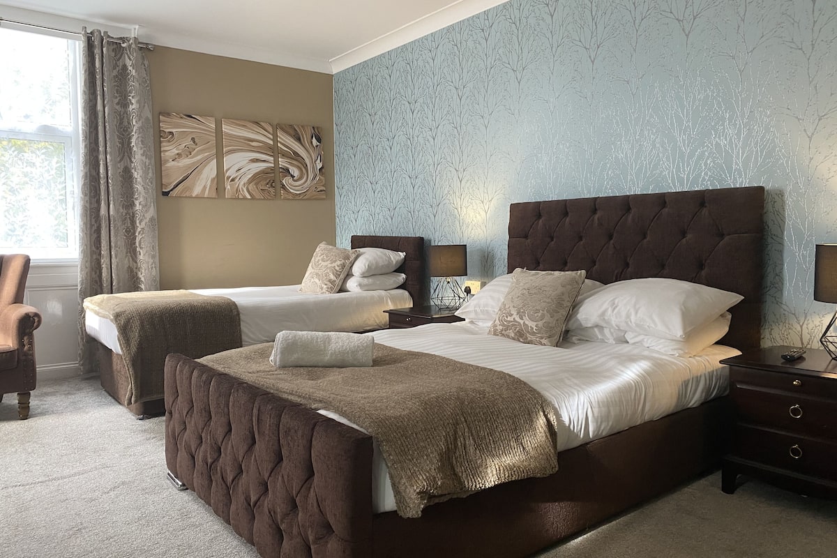 family room | 1 bedroom, individually decorated, individually furnished, desk