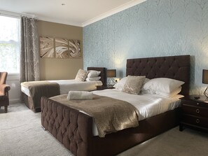 Family Room | Yksilöllisesti sisustettu, yksilöllisesti kalustettu, työpöytä