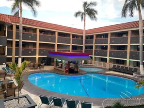 Außenpool, Sonnenschirme