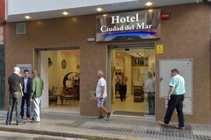 A hotel entrance with a sign reading "Hotel Ciudad del Mar." - Hotel Ciudad del Mar (Las Palmas de Gran Canaria)