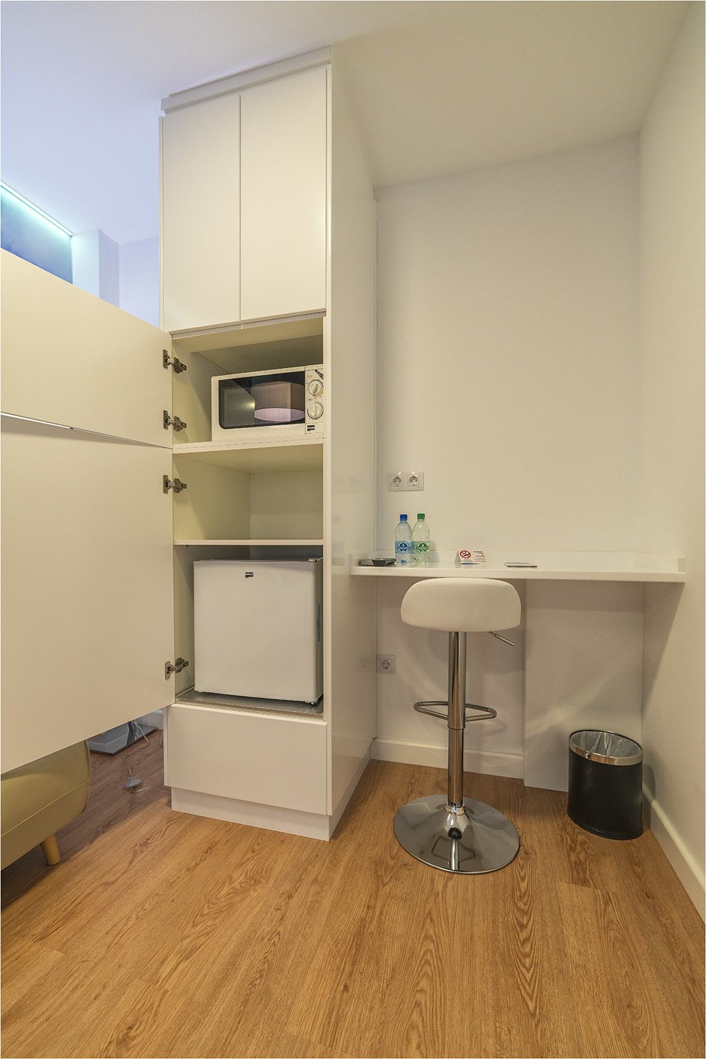 studio suite, 1 queen bed with sofa bed | minibar