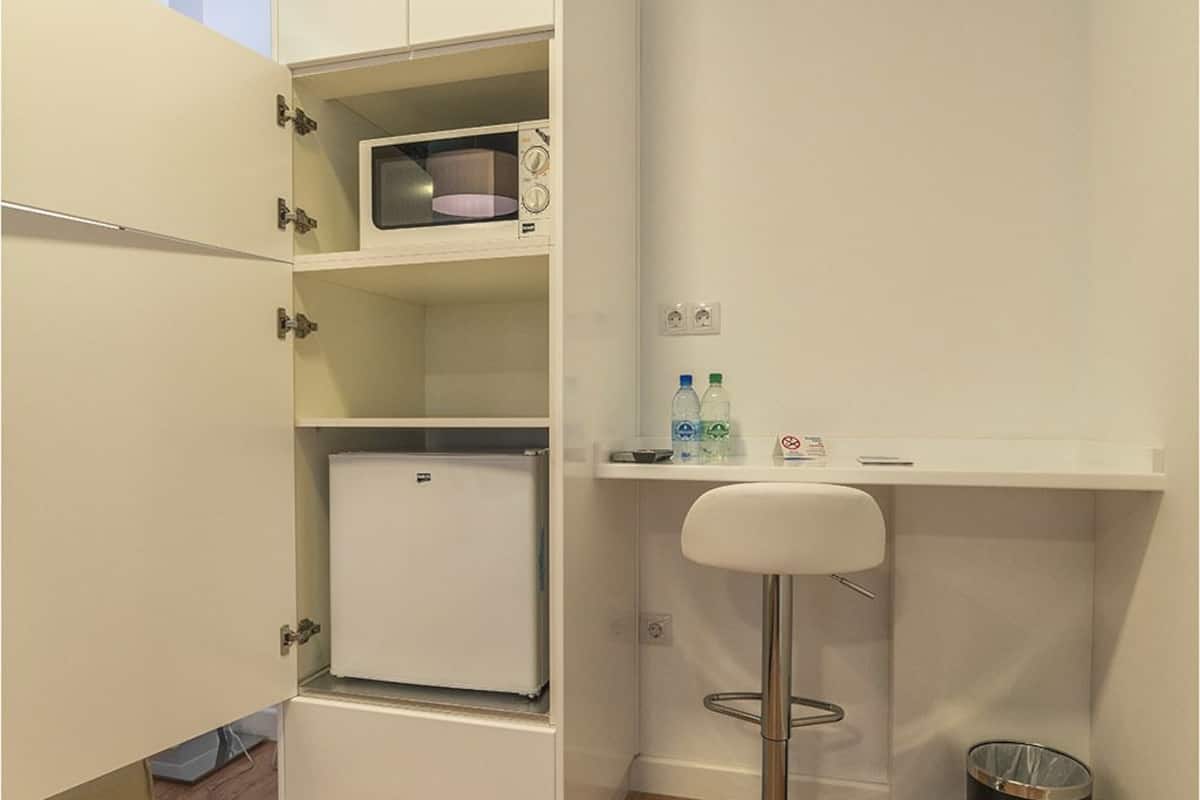 studio suite, 1 queen bed with sofa bed | minibar