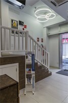 Hotellin aula, jossa on portaikko, palosammutin ja kyltti, jossa lukee Hotel Ciudad del Mar.