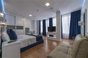 Deluxe-herbergi með tvíbreiðu rúmi - 1 meðalstórt tvíbreitt rúm með svefnsófa - gott aðgengi | Rúmföt af bestu gerð, dúnsængur, míníbar, öryggishólf í herbergi