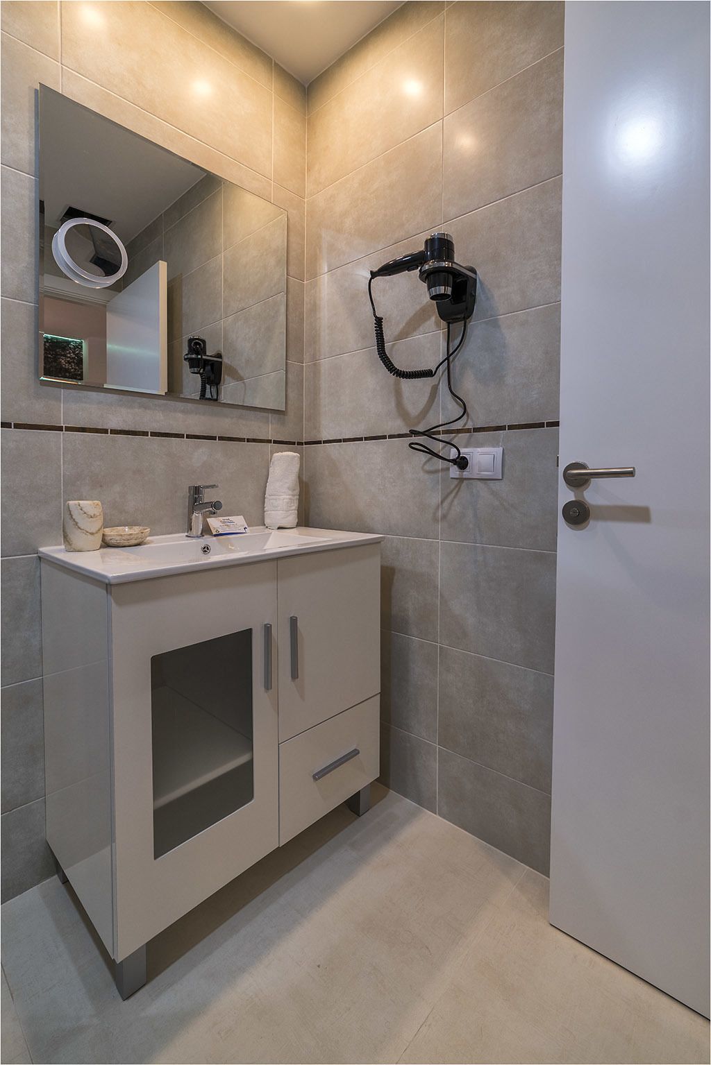 studio suite, 1 queen bed with sofa bed | bathroom | shower, free toiletries, hair dryer, towels