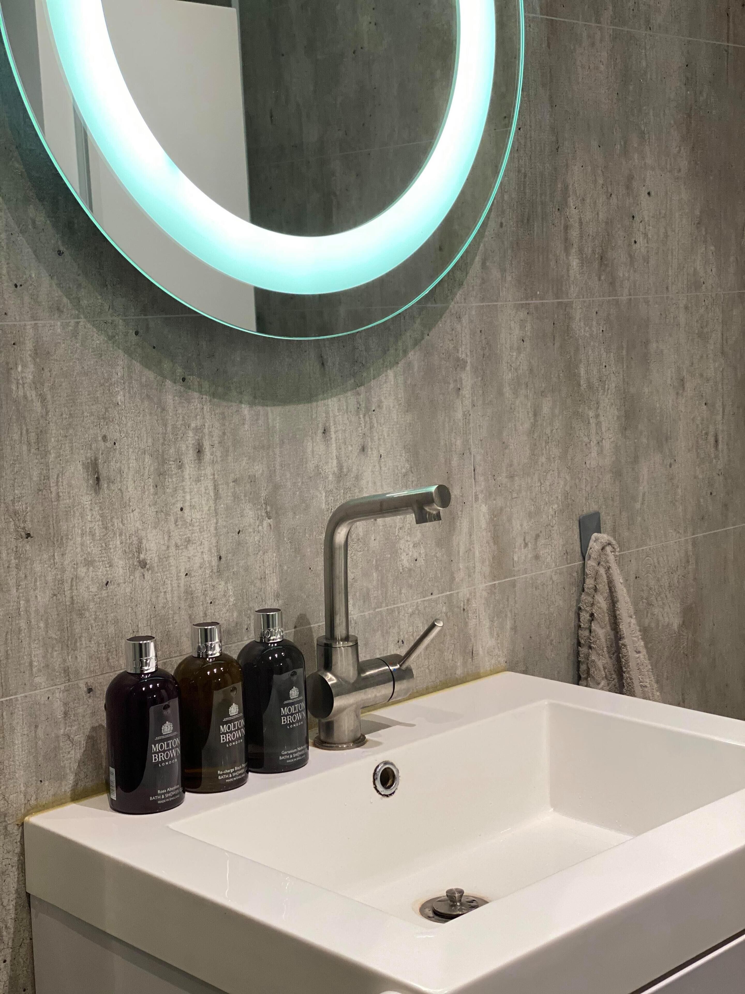 Apartament de disseny, diversos llits, no fumadors | Bany | Dutxa, assecador de cabells, tovalloles i xampú 