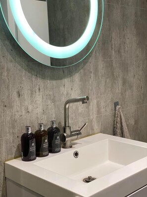 Design Apartment, Multiple Beds, Non Smoking | Bathroom