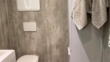 Design Apartment, Multiple Beds, Non Smoking | Bathroom | Shower, hair dryer, towels, shampoo