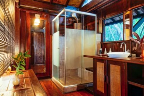 Bungalow, Pool View | Bathroom | Shower, free toiletries, hair dryer, towels - Canto Leela Eco Bungalows (Uruçuca)