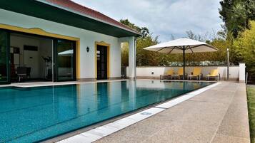 Seasonal outdoor pool, open 7 AM to 10 PM, pool umbrellas, pool loungers
