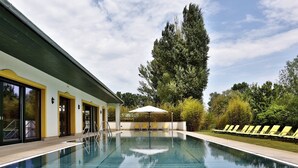 Una piscina al aire libre de temporada (de 07:00 a 22:00), sombrillas