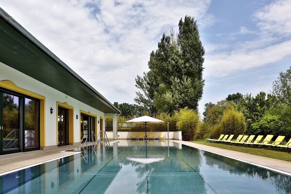 Kauden mukainen ulkouima-allas avoinna 7.00–22.00, aurinkovarjoja