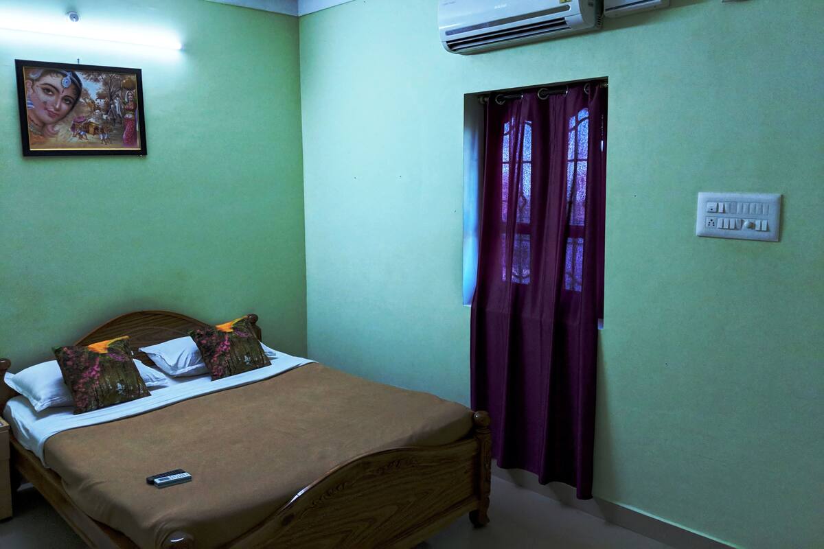 Deluxe Room, 1 King Bed, Non Smoking | 17 bedrooms, Egyptian cotton sheets, memory-foam beds, minibar