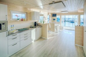 Casa adosada | Cocina privada | Frigorífico, microondas, horno y placa de cocina