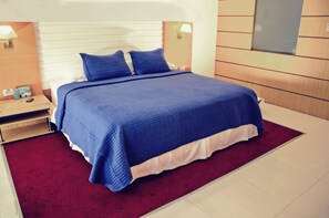 Standard Room, 1 Katil Ratu (Queen) | Bar mini, peti besi dalam bilik, langsir/tirai gelap terus 