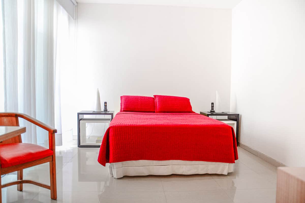 Minibar, caja fuerte, cortinas opacas y tabla de planchar con plancha