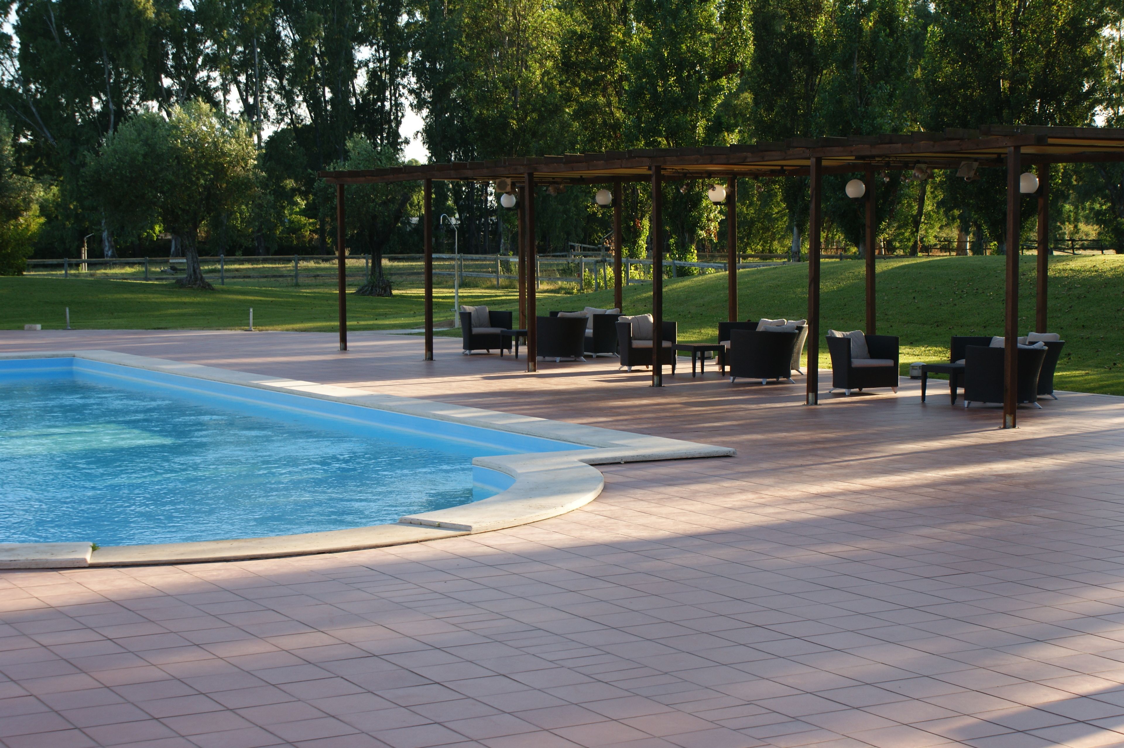 Utomhuspool med öppettider 09.00 till 18.30, och solstolar