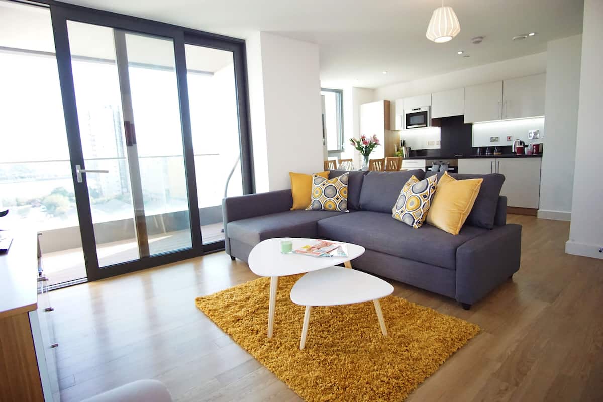 Premium-huoneisto, 2 makuuhuonetta, kaupunkinäköala | Oleskelualue | Taulutelevisio