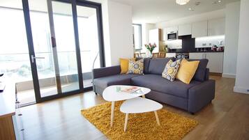 Premium-Apartment, 2 Schlafzimmer, Stadtblick | Wohnbereich | Flachbildfernseher