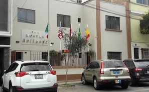 Free self parking - Hostal Anthony's (Lima)