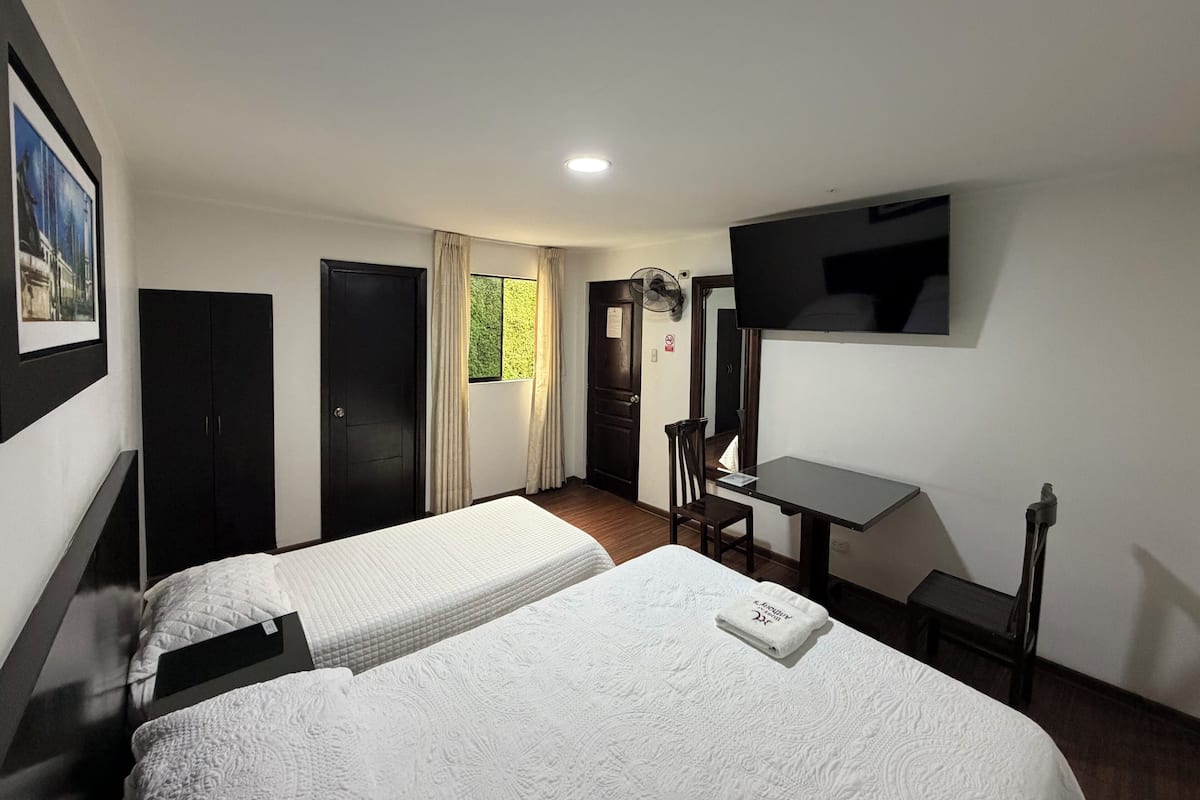 Habitación matrimonial + adicional | WiFi (free), bed sheets
