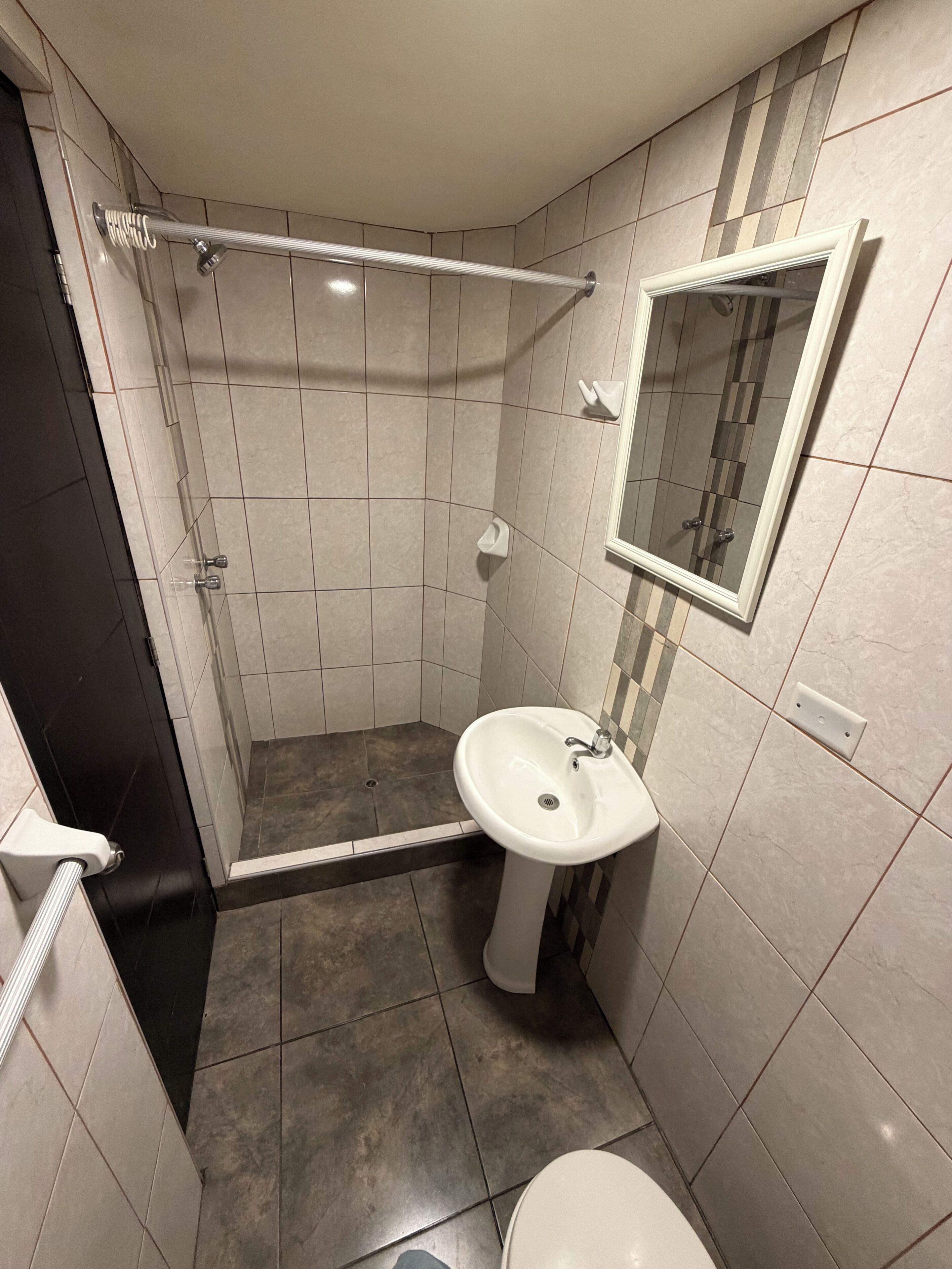 Habitación doble | Salle de bain | Douche, douche à « effet pluie », articles de toilette gratuits