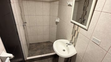 Habitación doble | Salle de bain | Douche, douche à « effet pluie », articles de toilette gratuits