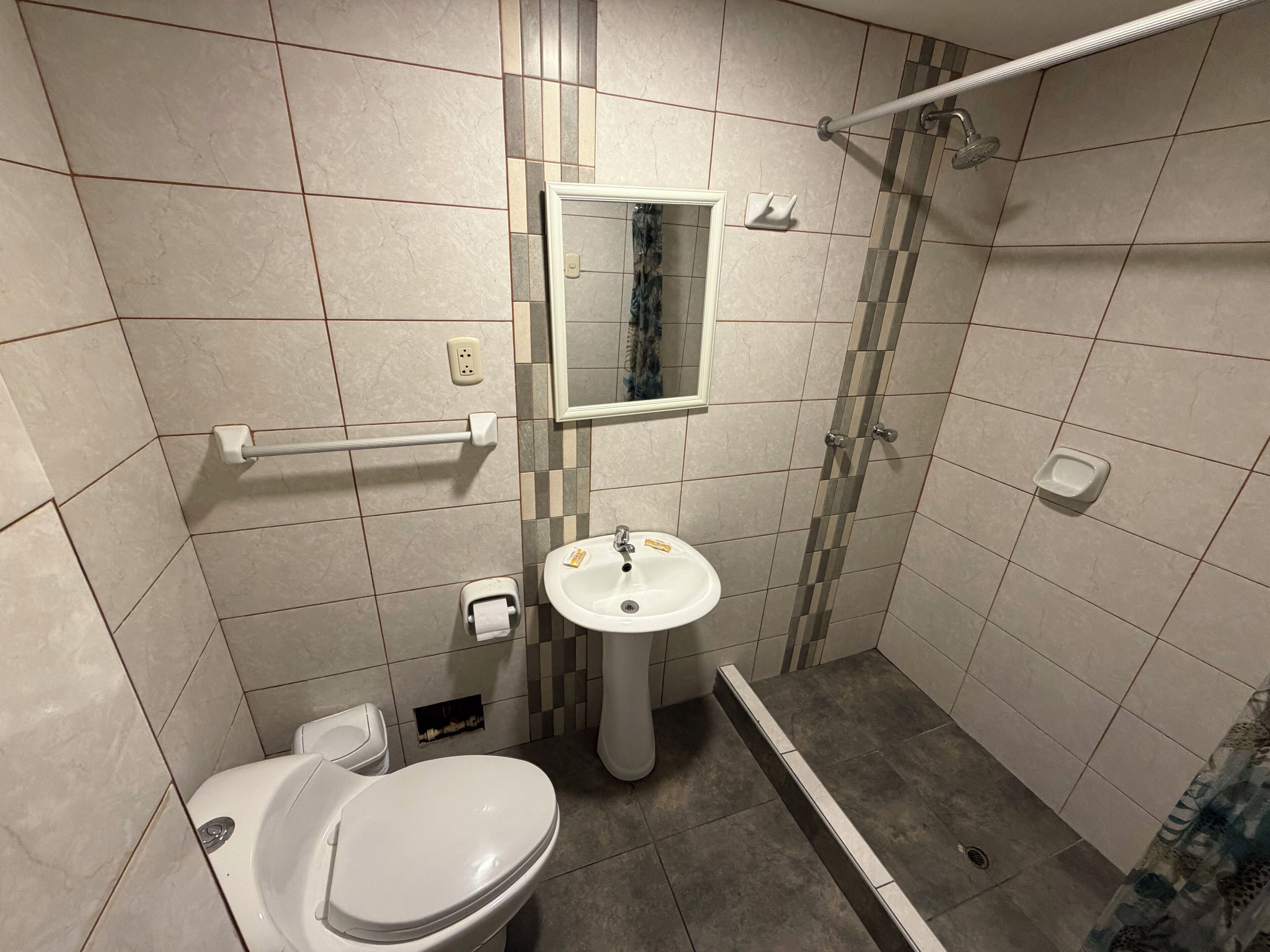 Habitación triple | Bathroom | Shower, rainfall showerhead, free toiletries, towels