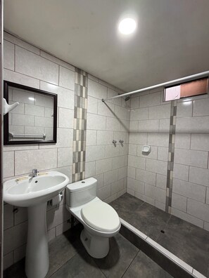 Habitación matrimonial + adicional | Badeværelse | Bruser, brusehoved med spredningseffekt, gratis toiletartikler
