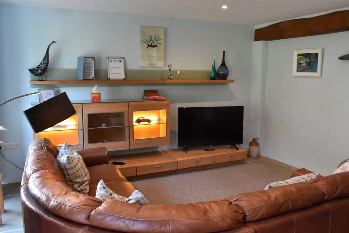 Luxe cottage | Woonruimte | Een flatscreentelevisie