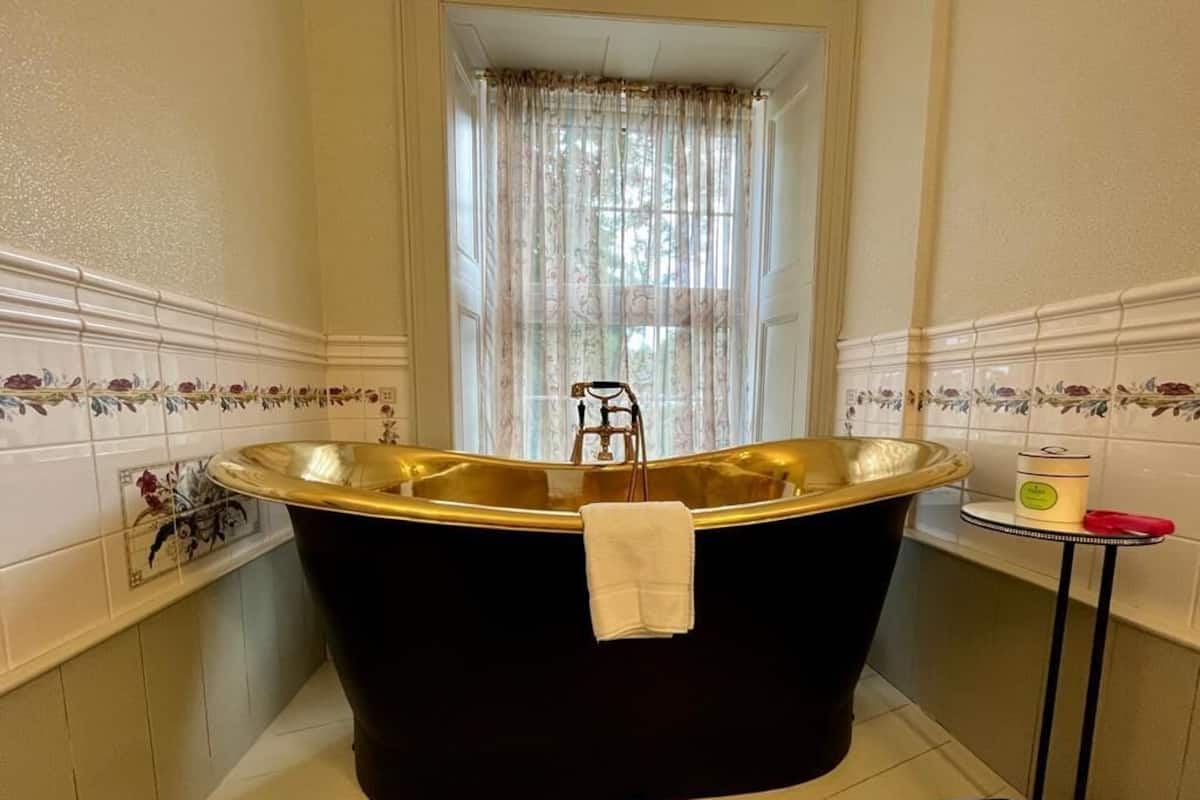 Habitación de lujo doble | Baño | Bañera y ducha independientes y bañera profunda