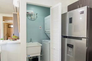 Apartment, 1 King-Bett, Nichtraucher | Badezimmer | Dusche, kostenlose Toilettenartikel, Haartrockner, Handtücher