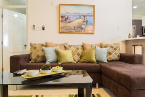 Apartment, 1 King Bed, Non Smoking | Living room | Flat-screen TV