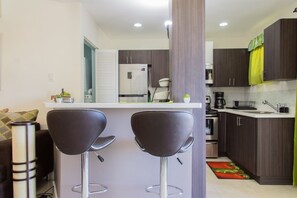 Huoneisto, 1 suuri parisänky, tupakointi kielletty | Yksityinen keittiö | Jääkaappi, mikroaaltouuni, uuni, liesi