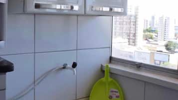 Eenvoudig appartement, 1 queensize bed, niet-roken | Privékeuken | Een kookplaat, een broodrooster