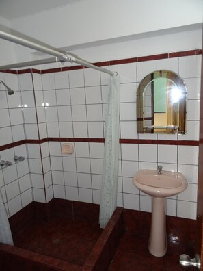 Shower, towels - Hotel Nova (Lima)