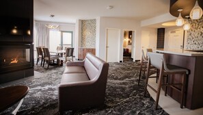 Exclusive Suite, 1 King Bed | Iron/ironing board, free WiFi, bed sheets, wheelchair access