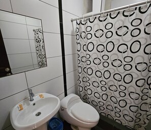 Ducha, cabezal de ducha tipo lluvia, toallas