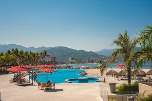 4 개의 야외 수영장