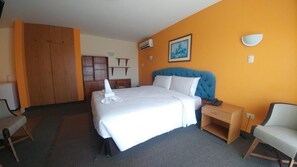 Frigobar, cofres nos quartos, escrivaninha