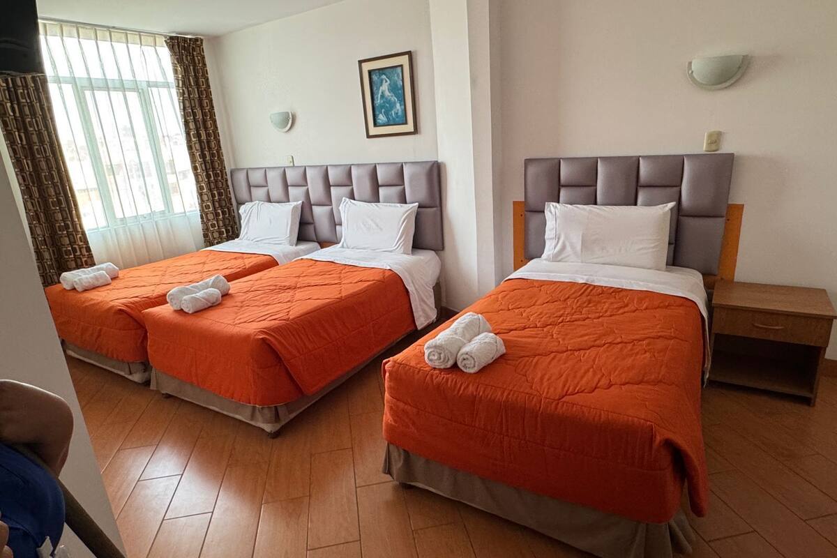 Chambre triple | Minibar, coffre-fort, bureau, fer et planche Ă repasser