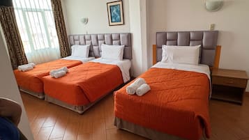 Minibar, caja de seguridad en la habitación y escritorio