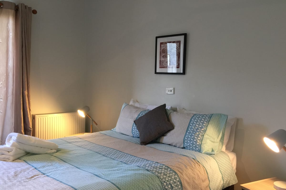 Queen Room @ The Courtyard (Cabin Style) | Desk, iron/ironing board, free WiFi, bed sheets