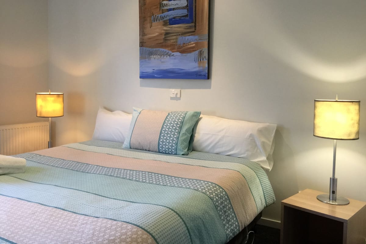King Room @ The Courtyard (Cabin Style) | Desk, iron/ironing board (on request), WiFi (free), bed sheets