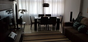 Comfort-Apartment, am Strand | Essbereich im Zimmer